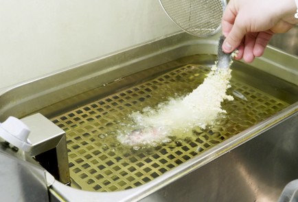 Фото шага рецепта Окунь в панировке 152158 шаг 7  