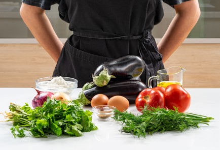 Фото шага рецепта Оладьи из баклажанов с салатом из помидоров 186486 шаг 1  