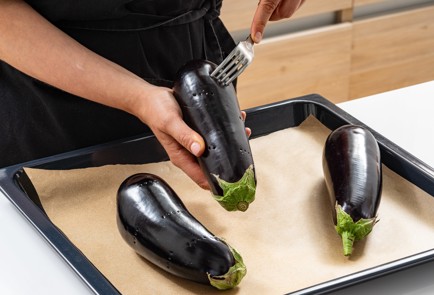 Фото шага рецепта Оладьи из баклажанов с салатом из помидоров 186486 шаг 2  