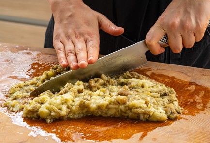 Фото шага рецепта Оладьи из баклажанов с салатом из помидоров 186486 шаг 4  