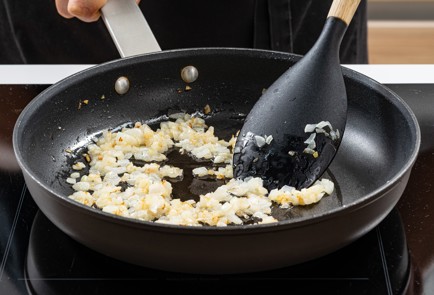 Фото шага рецепта Оладьи из баклажанов с салатом из помидоров 186486 шаг 5  