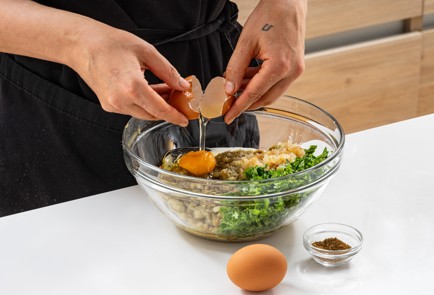 Фото шага рецепта Оладьи из баклажанов с салатом из помидоров 186486 шаг 6  