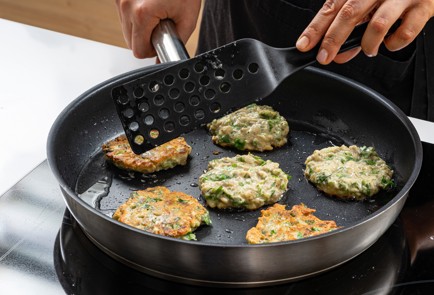 Фото шага рецепта Оладьи из баклажанов с салатом из помидоров 186486 шаг 8  