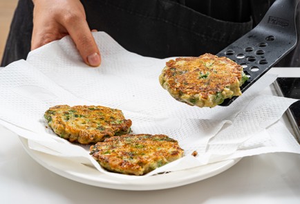 Фото шага рецепта Оладьи из баклажанов с салатом из помидоров 186486 шаг 9  