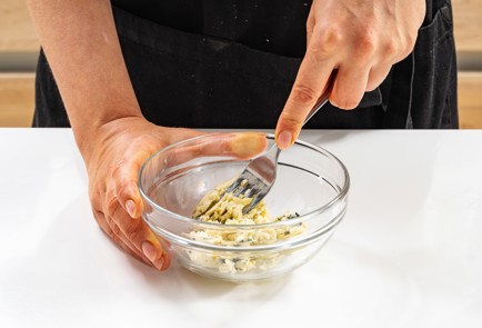 Фото шага рецепта Оладьи из цветной капусты с сыром 186479 шаг 3