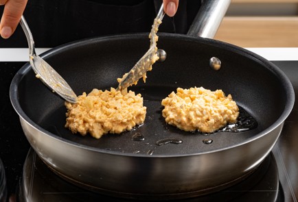 Фото шага рецепта Оладьи из цветной капусты с сыром 186479 шаг 7