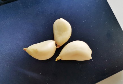 Фото шага рецепта Оладьи из кабачков с чесноком и сметанным соусом 140885 шаг 1  