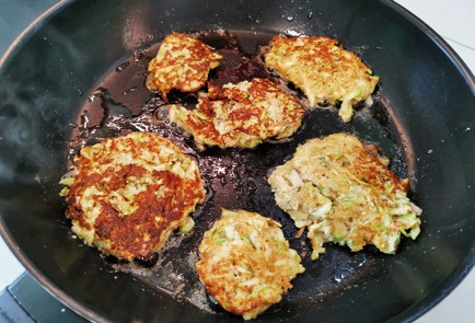 Фото шага рецепта Оладьи из кабачков с чесноком и сметанным соусом 140885 шаг 10  