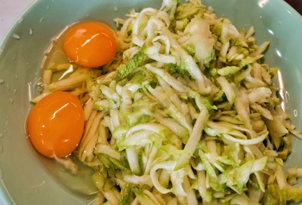 Фото шага рецепта Оладьи из кабачков с чесноком и сметанным соусом 140885 шаг 3  