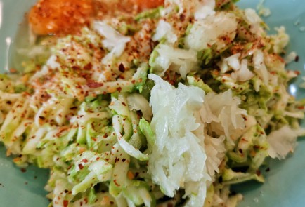 Фото шага рецепта Оладьи из кабачков с чесноком и сметанным соусом 140885 шаг 4  