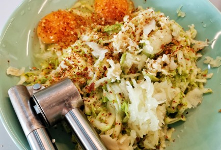 Фото шага рецепта Оладьи из кабачков с чесноком и сметанным соусом 140885 шаг 5  