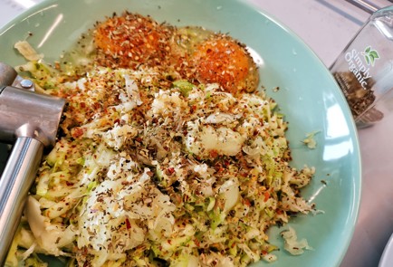 Фото шага рецепта Оладьи из кабачков с чесноком и сметанным соусом 140885 шаг 6  