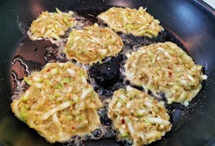 Фото шага рецепта Оладьи из кабачков с чесноком и сметанным соусом 140885 шаг 9  