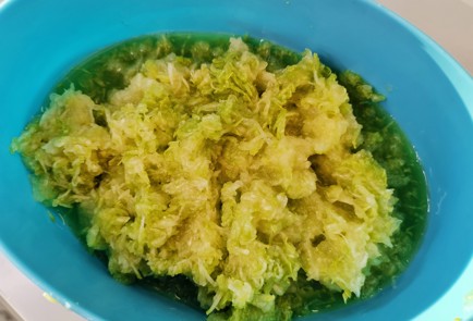 Фото шага рецепта Оладьи из кабачков в сметаннолаймовом соусе 151111 шаг 1  