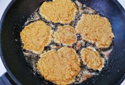 Фото шага рецепта Оладьи из кабачков в сметаннолаймовом соусе 151111 шаг 10  