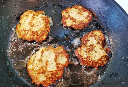 Фото шага рецепта Оладьи из кабачков в сметаннолаймовом соусе 151111 шаг 11  