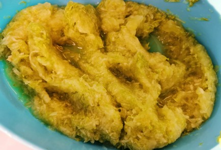 Фото шага рецепта Оладьи из кабачков в сметаннолаймовом соусе 151111 шаг 2  