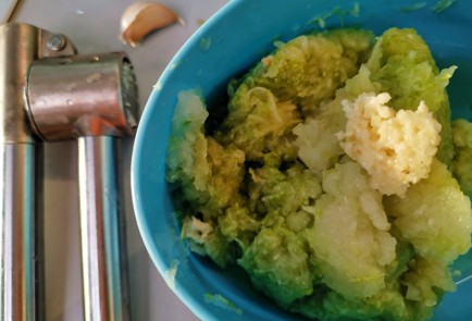 Фото шага рецепта Оладьи из кабачков в сметаннолаймовом соусе 151111 шаг 4  