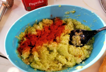 Фото шага рецепта Оладьи из кабачков в сметаннолаймовом соусе 151111 шаг 6  