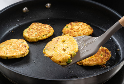 Фото шага рецепта Оладьи из нута 189112 шаг 8  
