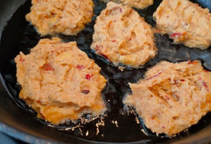 Фото шага рецепта Оладьи из яблок на кефире 187880 шаг 12