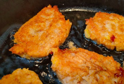 Фото шага рецепта Оладьи из яблок на кефире 187880 шаг 13