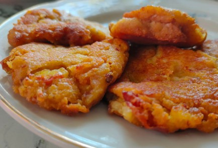 Фото шага рецепта Оладьи из яблок на кефире 187880 шаг 14