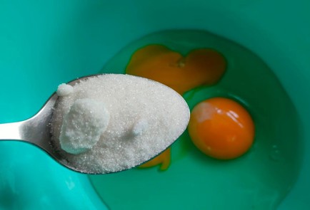 Фото шага рецепта Оладьи из яблок на кефире 187880 шаг 3