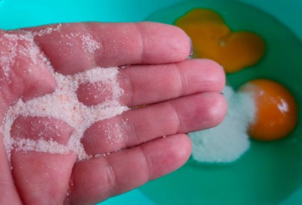 Фото шага рецепта Оладьи из яблок на кефире 187880 шаг 4