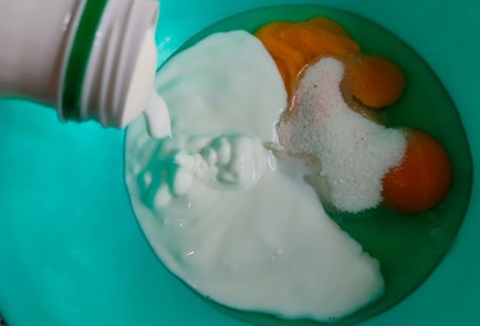 Фото шага рецепта Оладьи из яблок на кефире 187880 шаг 5