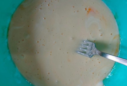 Фото шага рецепта Оладьи из яблок на кефире 187880 шаг 6