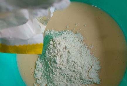 Фото шага рецепта Оладьи из яблок на кефире 187880 шаг 7