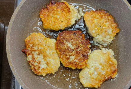 Фото шага рецепта Оладьи из яблок с творогом 174626 шаг 12  