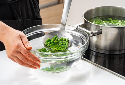 Фото шага рецепта Оладьи из зеленого горошка с беконом 186487 шаг 2  