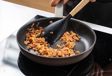 Фото шага рецепта Оладьи из зеленого горошка с беконом 186487 шаг 4  