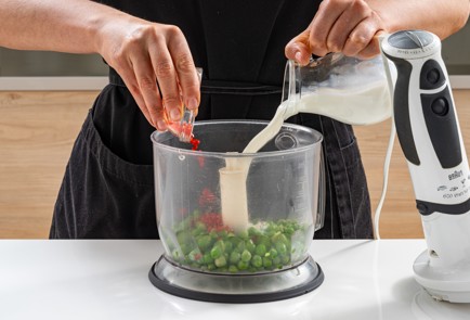 Фото шага рецепта Оладьи из зеленого горошка с беконом 186487 шаг 5  