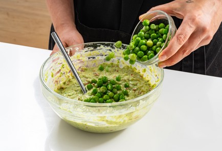 Фото шага рецепта Оладьи из зеленого горошка с беконом 186487 шаг 8  