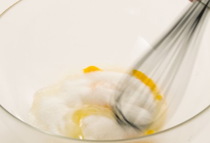 Фото шага рецепта Оладьи на кефире с фруктами 37515 шаг 1  