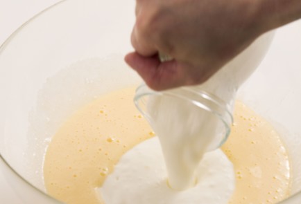 Фото шага рецепта Оладьи на кефире с фруктами 37515 шаг 2  