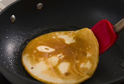 Фото шага рецепта Оладьи на кефире с фруктами 37515 шаг 5  