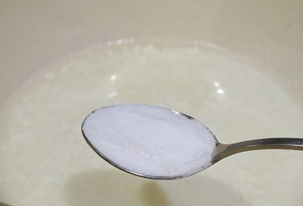 Фото шага рецепта Оладьи на кефире 189973 шаг 2  