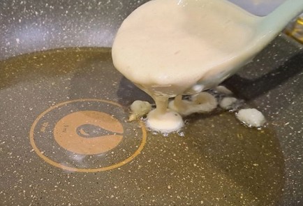 Фото шага рецепта Оладьи на кефире 189973 шаг 9  