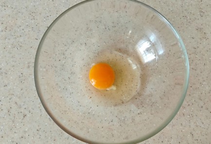 Фото шага рецепта Оладьи на кефире 190231 шаг 1  