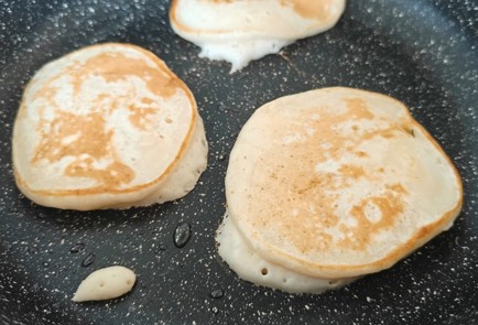 Фото шага рецепта Оладьи на кефире 190231 шаг 10  