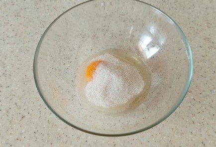 Фото шага рецепта Оладьи на кефире 190231 шаг 2  