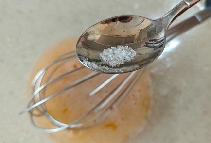 Фото шага рецепта Оладьи на кефире 190231 шаг 4  