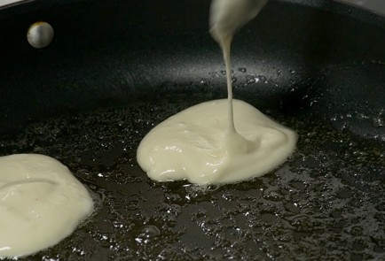 Фото шага рецепта Оладьи на кефире 29574 шаг 4  