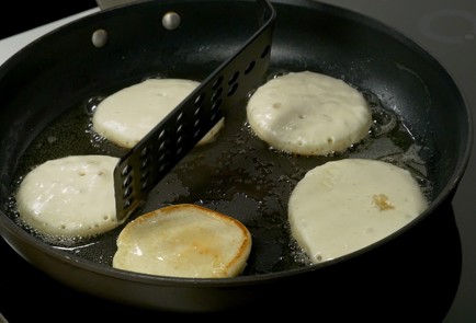 Фото шага рецепта Оладьи на кефире 29574 шаг 5  