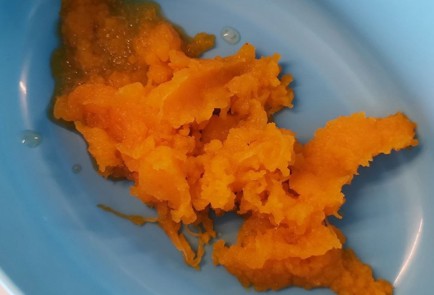 Фото шага рецепта Оладьи на кислом кефире с тыквой 152312 шаг 2  