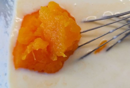 Фото шага рецепта Оладьи на кислом кефире с тыквой 152312 шаг 3  